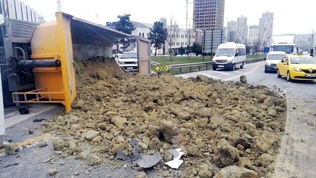 TEM otoyolunda hafriyat kamyonu devrilince trafik yoğunluğu yaşandı