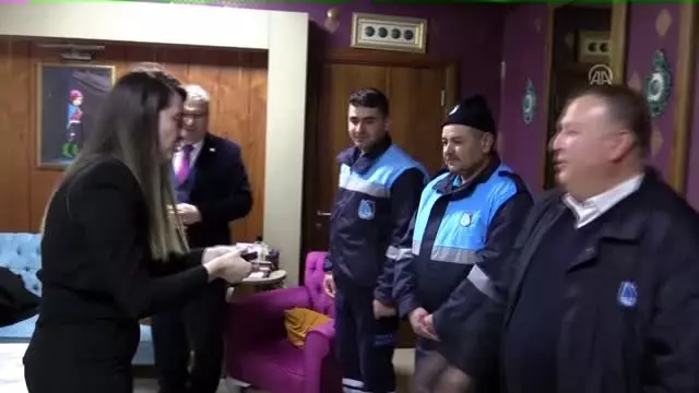 Temizlik işçileri buldukları 90 bin liralık çeki sahibine teslim etti Temizlik işçileri buldukları 90 bin liralık çeki sahibine teslim etti