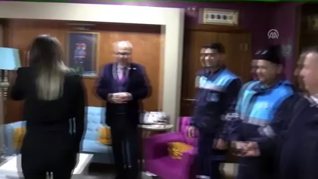 Temizlik işçileri buldukları 90 bin liralık çeki sahibine teslim etti Temizlik işçileri buldukları 90 bin liralık çeki sahibine teslim etti