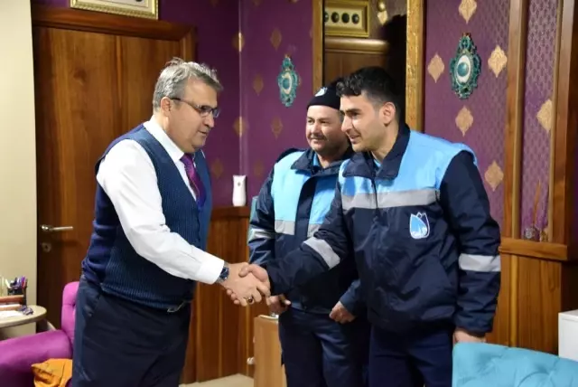 Temizlik işçileri çöpte bulduğu 90 bin liralık çeki sahibine ulaştırdı Temizlik işçileri çöpte bulduğu 90 bin liralık çeki sahibine ulaştırdı