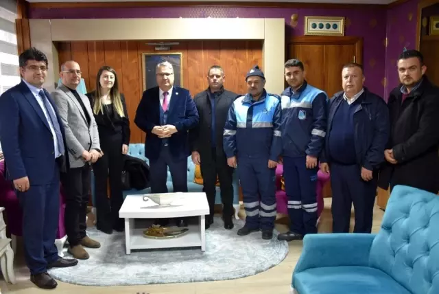 Temizlik işçileri çöpte bulduğu 90 bin liralık çeki sahibine ulaştırdı Temizlik işçileri çöpte bulduğu 90 bin liralık çeki sahibine ulaştırdı