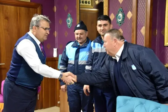 Temizlik işçileri, çöpte bulduğu 90 bin liralık çeki sahibine ulaştırdı Temizlik işçileri, çöpte bulduğu 90 bin liralık çeki sahibine ulaştırdı