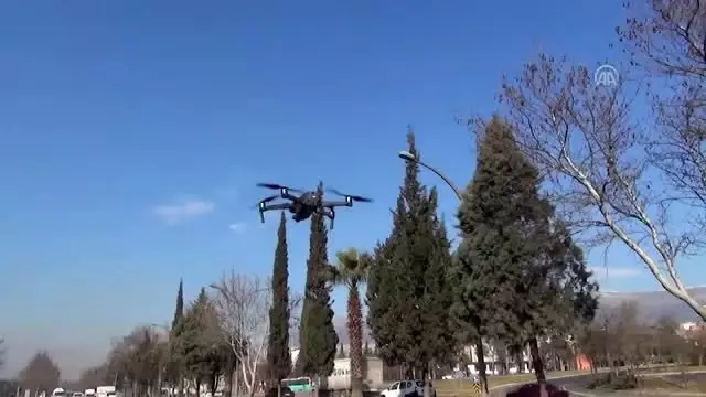 Trafik ekiplerinin drone denetimini izlerken kırmızı ışıktan geçti Trafik ekiplerinin drone denetimini izlerken kırmızı ışıktan geçti