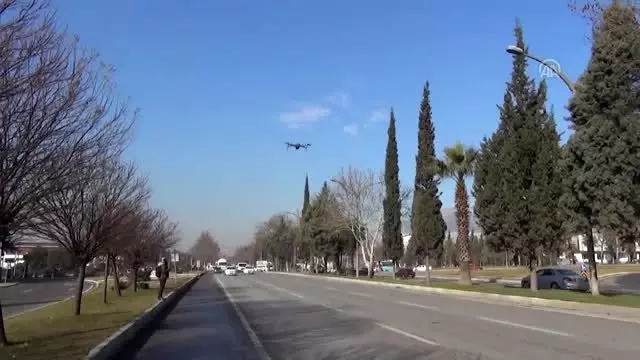 Trafik ekiplerinin drone denetimini izlerken kırmızı ışıktan geçti Trafik ekiplerinin drone denetimini izlerken kırmızı ışıktan geçti