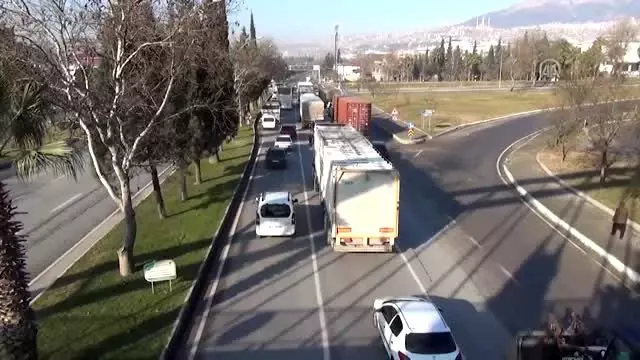 Trafik ekiplerinin drone denetimini izlerken kırmızı ışıktan geçti Trafik ekiplerinin drone denetimini izlerken kırmızı ışıktan geçti