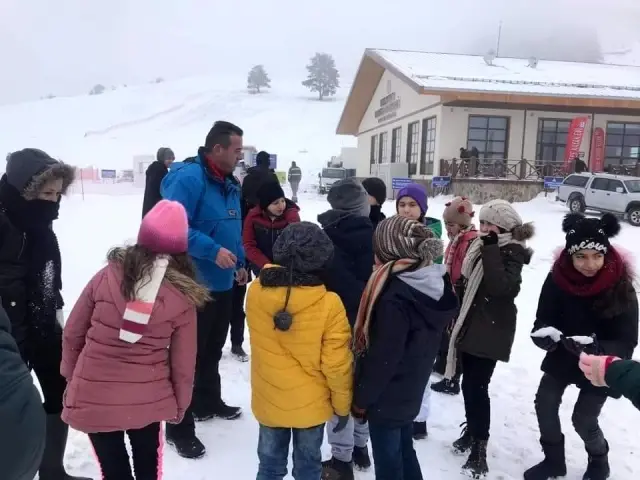 Türkiye'nin 53. kayak merkezinde kayak eğitimi başladı