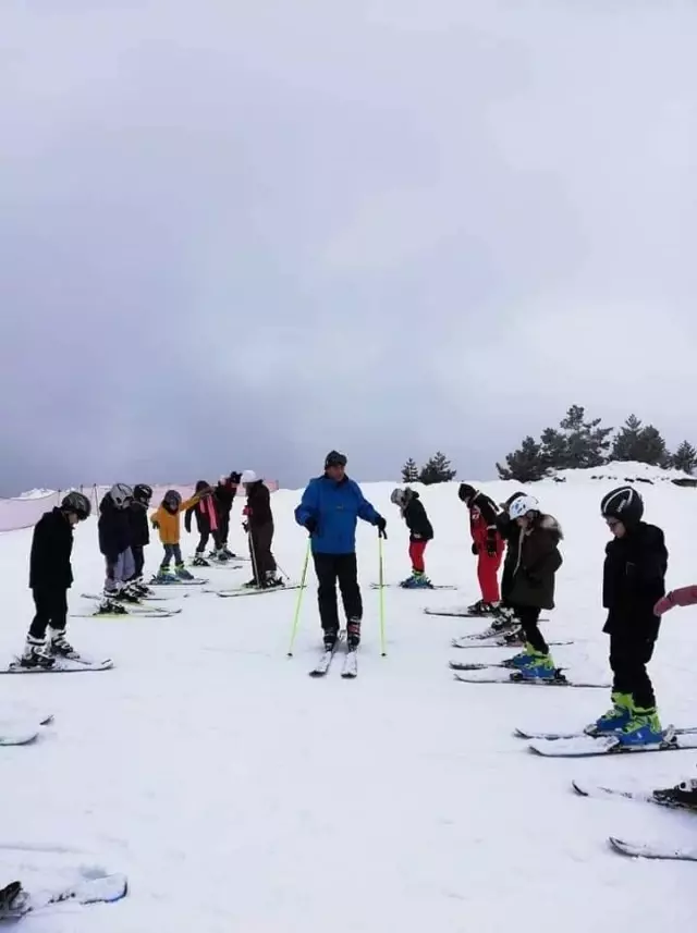 Türkiye'nin 53. kayak merkezinde kayak eğitimi başladı