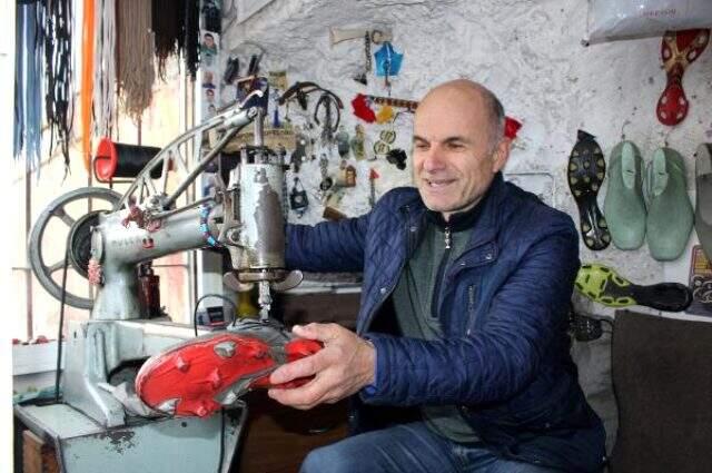 Ünlü futbolcuların kramponlarını, 2 metrekarelik dükkanında tamir ediyor