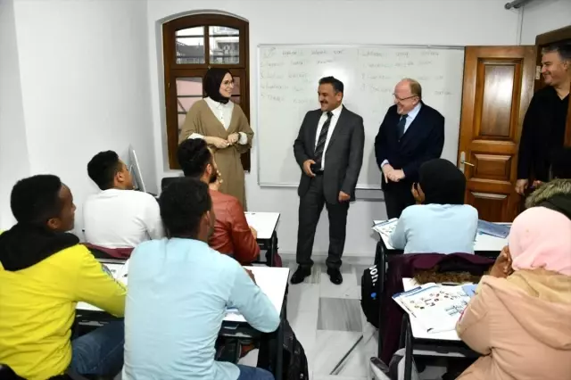 Vali Kaymak, SAMÜ'deki yabancı öğrencilerle buluştu Vali Kaymak, SAMÜ'deki yabancı öğrencilerle buluştu