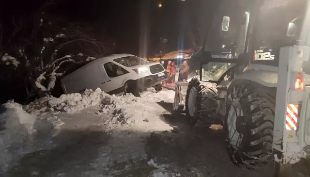 Yolu kardan kapanan mahallede mahsur kalan hasta çocuk 6 saatte kurtarıldı Yolu kardan kapanan mahallede mahsur kalan hasta çocuk 6 saatte kurtarıldı