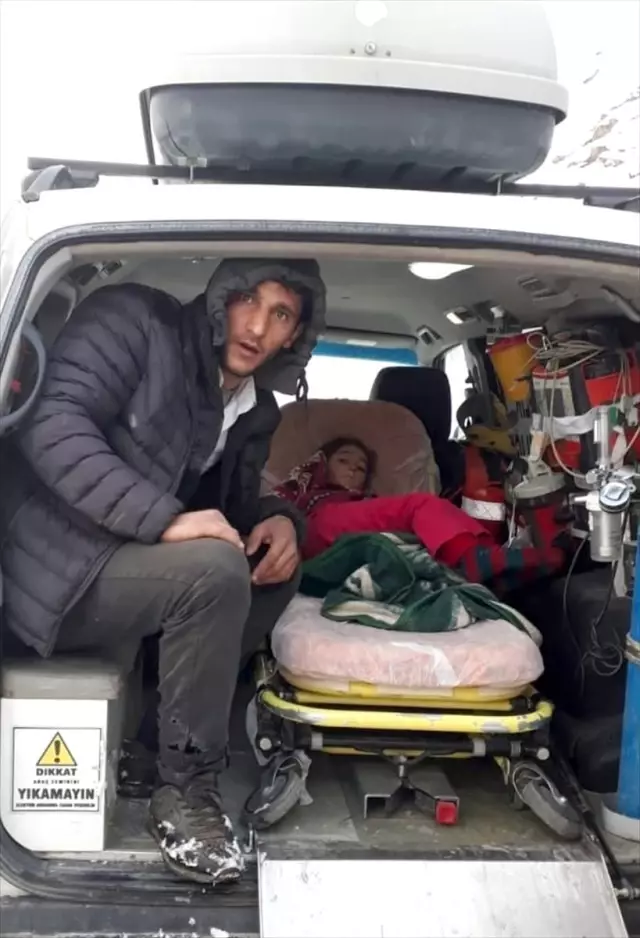 Yolu kardan kapanan mahallede mahsur kalan hasta çocuk 6 saatte kurtarıldı Yolu kardan kapanan mahallede mahsur kalan hasta çocuk 6 saatte kurtarıldı