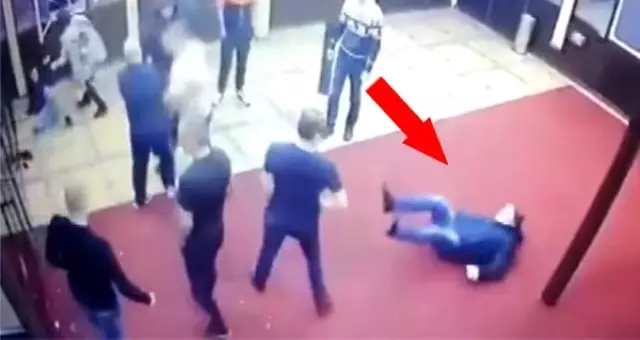 Rusya'da çıkan kavgada bir adam yediği yumruk darbesiyle öldü Rusya'da çıkan kavgada bir adam yediği yumruk darbesiyle öldü