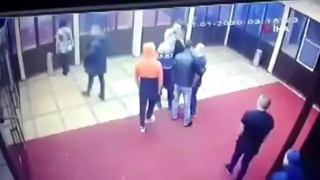 Rusya'da çıkan kavgada bir adam yediği yumruk darbesiyle öldü Rusya'da çıkan kavgada bir adam yediği yumruk darbesiyle öldü