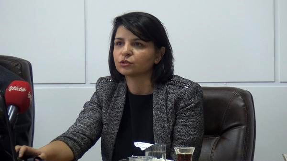 112'yi arayıp şarkı söylüyor, ekmek siparişi veriyorlar