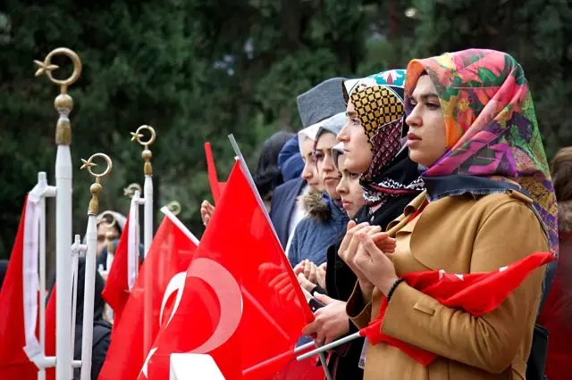 150 öğrenci gazilerle buluşarak şehitleri ziyaret etti