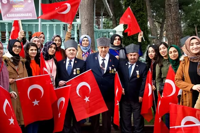 150 öğrenci gazilerle buluşarak şehitleri ziyaret etti