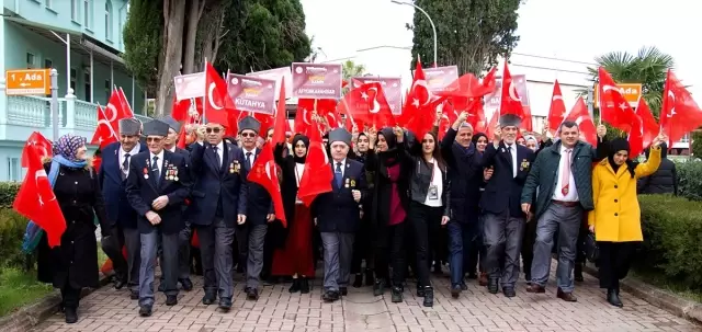150 öğrenci gazilerle buluşarak şehitleri ziyaret etti