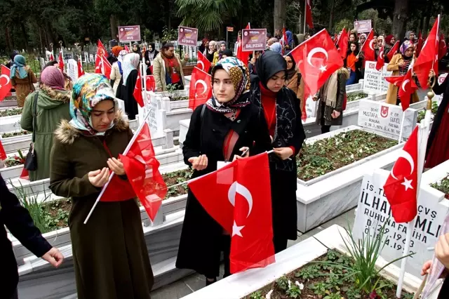 150 öğrenci gazilerle buluşarak şehitleri ziyaret etti