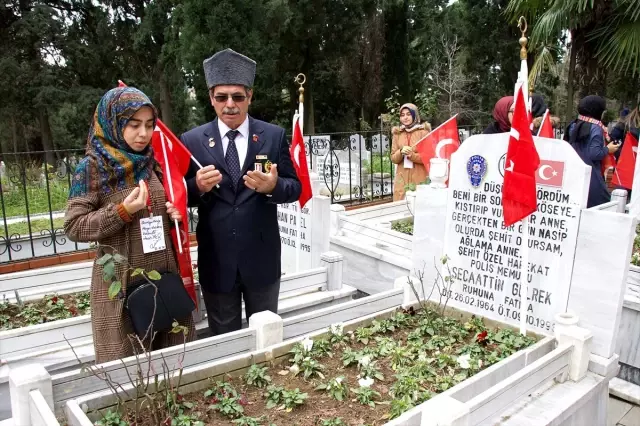 150 öğrenci gazilerle buluşarak şehitleri ziyaret etti