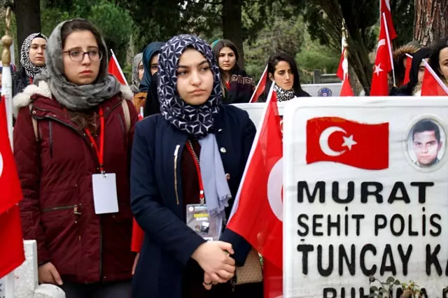 150 öğrenci gazilerle buluşarak şehitleri ziyaret etti