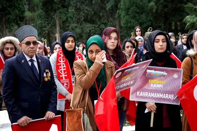 150 öğrenci gazilerle buluşarak şehitleri ziyaret etti