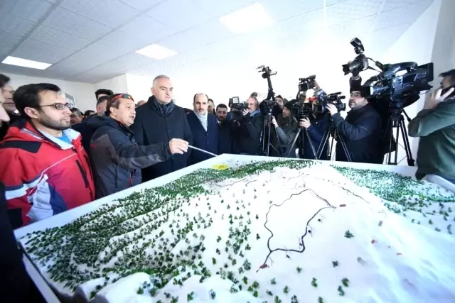 Bakan Ersoy Aladağ Kayak Merkezinde incelemelerde bulundu Bakan Ersoy Aladağ Kayak Merkezinde incelemelerde bulundu