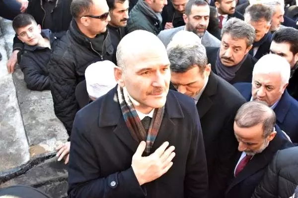 Bakan Soylu'dan Şeyh Abdulkerim Çevik'in ailesine taziye ziyareti Bakan Soylu'dan Şeyh Abdulkerim Çevik'in ailesine taziye ziyareti