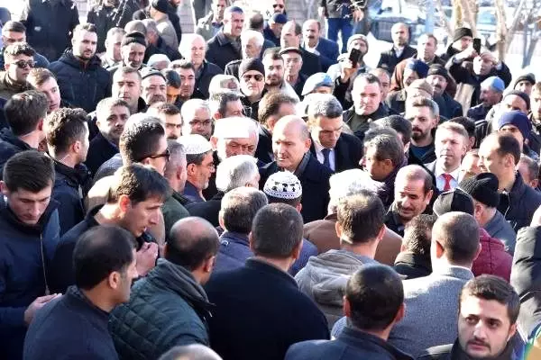 Bakan Soylu'dan Şeyh Abdulkerim Çevik'in ailesine taziye ziyareti Bakan Soylu'dan Şeyh Abdulkerim Çevik'in ailesine taziye ziyareti