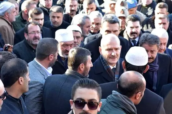 Bakan Soylu'dan Şeyh Abdulkerim Çevik'in ailesine taziye ziyareti Bakan Soylu'dan Şeyh Abdulkerim Çevik'in ailesine taziye ziyareti