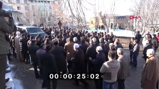 Bitlis bakan soylu'dan şeyh abdulkerim çevik'in ailesine taziye ziyareti Bitlis bakan soylu'dan şeyh abdulkerim çevik'in ailesine taziye ziyareti