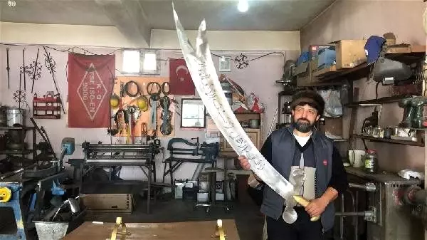 Demirci ustasının yaptığı 4 kiloluk 'Zülfikar' kılıcını gazeteciler tutmakta zorlandı
