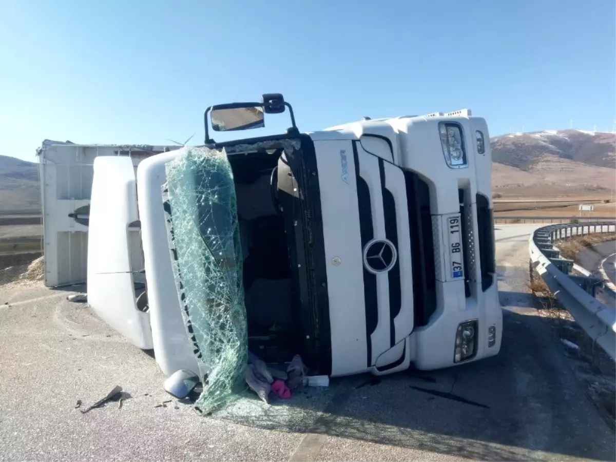 Dinar'da kontrolden çıkan tır bariyerlere çarparak durabildi: 2 yaralı