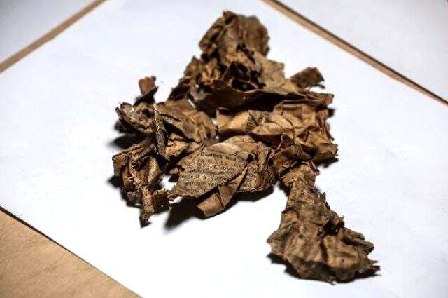 Dolmabahçe Sarayı'nda yapılan restorasyonda yüz yıllık gazete kupürleri bulundu