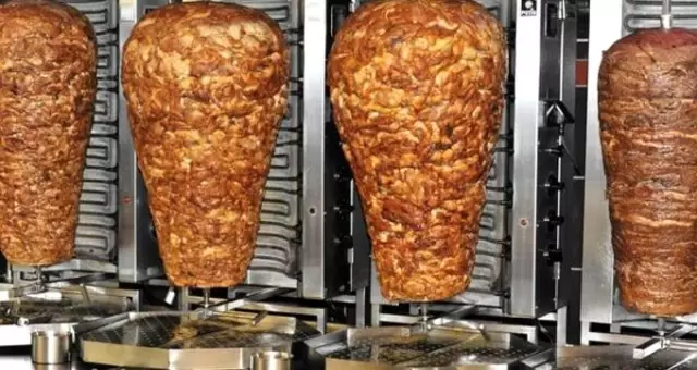 Dönerde akılalmaz oyun! Bakteriler ölsün diye çamaşır suyuyla yıkıyorlar Dönerde akılalmaz oyun! Bakteriler ölsün diye çamaşır suyuyla yıkıyorlar