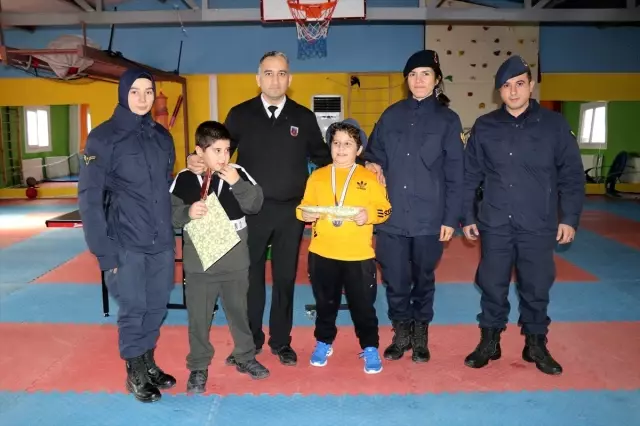 Düzce'de jandarma ekibi, ödül kazanan otizmli sporcuları ziyaret etti Düzce'de jandarma ekibi, ödül kazanan otizmli sporcuları ziyaret etti