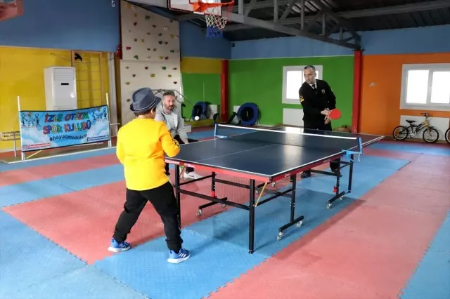 Düzce'de jandarma ekibi, ödül kazanan otizmli sporcuları ziyaret etti Düzce'de jandarma ekibi, ödül kazanan otizmli sporcuları ziyaret etti