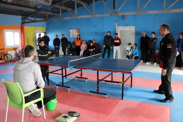 Düzce'de jandarma ekibi, ödül kazanan otizmli sporcuları ziyaret etti Düzce'de jandarma ekibi, ödül kazanan otizmli sporcuları ziyaret etti