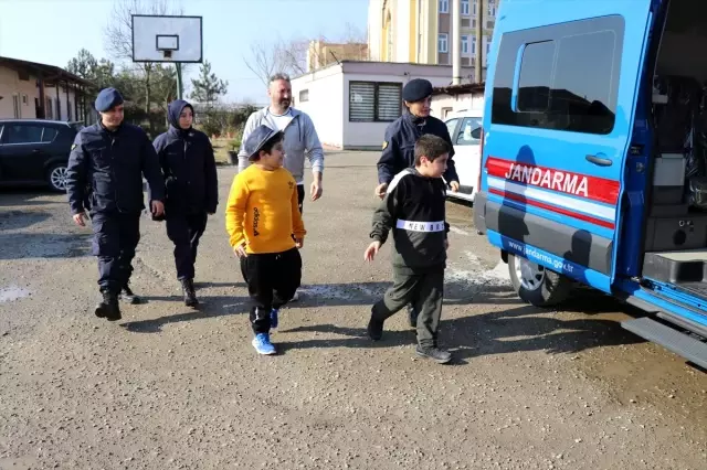 Düzce'de jandarma ekibi, ödül kazanan otizmli sporcuları ziyaret etti Düzce'de jandarma ekibi, ödül kazanan otizmli sporcuları ziyaret etti