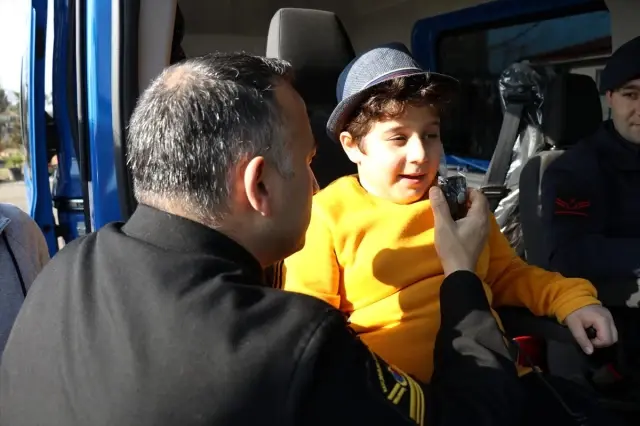 Düzce'de jandarma ekibi, ödül kazanan otizmli sporcuları ziyaret etti Düzce'de jandarma ekibi, ödül kazanan otizmli sporcuları ziyaret etti