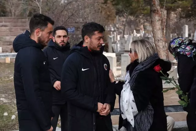 Gençlerbirliği'nin onursal başkanı İlhan Cavcav, kabri başında anıldı