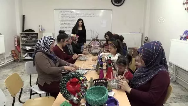 Geri dönüşüm kursuna katılan Remziye teyze azmiyle örnek oluyor Geri dönüşüm kursuna katılan Remziye teyze azmiyle örnek oluyor