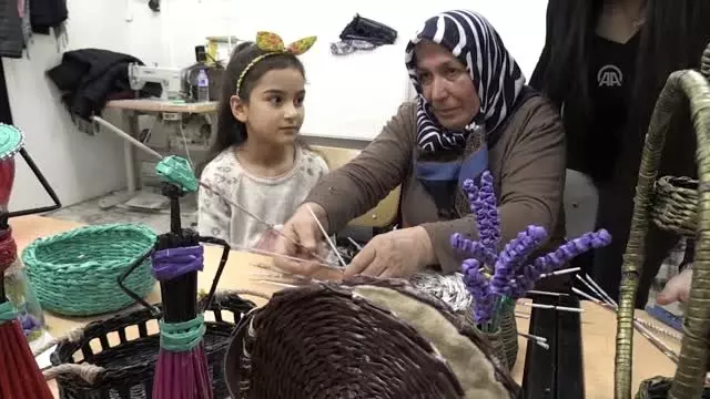 Geri dönüşüm kursuna katılan Remziye teyze azmiyle örnek oluyor Geri dönüşüm kursuna katılan Remziye teyze azmiyle örnek oluyor
