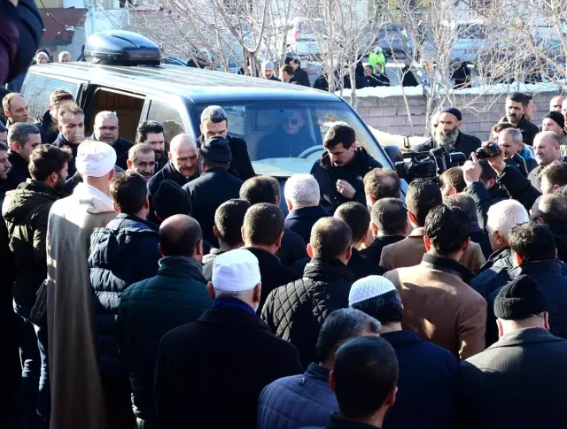 İçişleri Bakanı Soylu Abdülkerim Çevik'in ailesine taziye ziyaretinde bulundu İçişleri Bakanı Soylu Abdülkerim Çevik'in ailesine taziye ziyaretinde bulundu