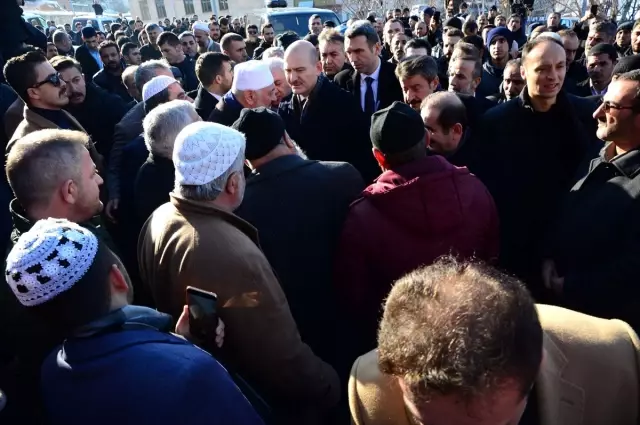 İçişleri Bakanı Soylu Abdülkerim Çevik'in ailesine taziye ziyaretinde bulundu İçişleri Bakanı Soylu Abdülkerim Çevik'in ailesine taziye ziyaretinde bulundu