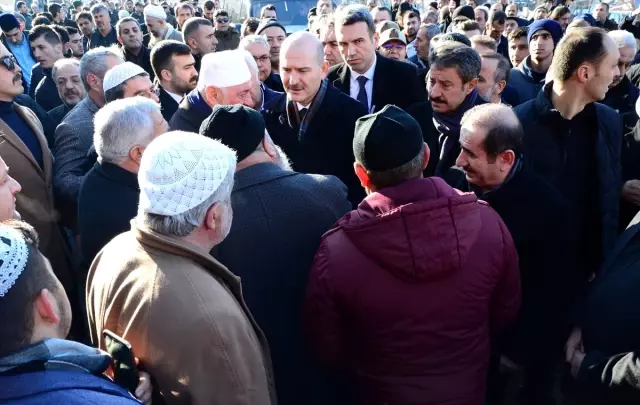 İçişleri Bakanı Soylu Abdülkerim Çevik'in ailesine taziye ziyaretinde bulundu İçişleri Bakanı Soylu Abdülkerim Çevik'in ailesine taziye ziyaretinde bulundu