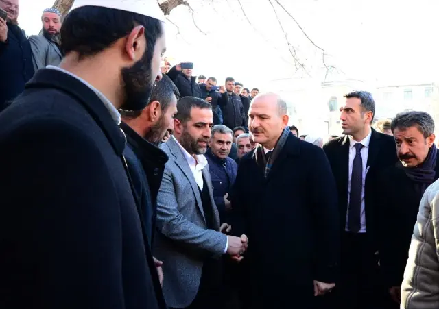 İçişleri Bakanı Soylu Abdülkerim Çevik'in ailesine taziye ziyaretinde bulundu İçişleri Bakanı Soylu Abdülkerim Çevik'in ailesine taziye ziyaretinde bulundu