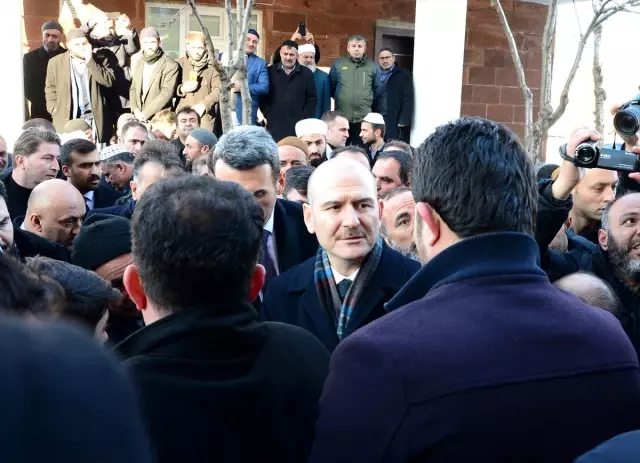 İçişleri Bakanı Soylu Abdülkerim Çevik'in ailesine taziye ziyaretinde bulundu İçişleri Bakanı Soylu Abdülkerim Çevik'in ailesine taziye ziyaretinde bulundu
