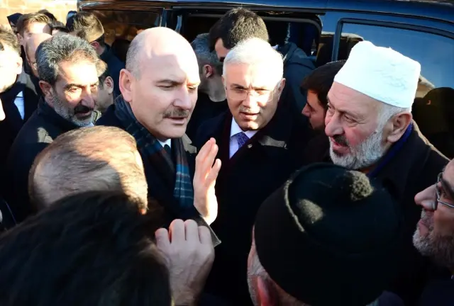 İçişleri Bakanı Soylu Abdülkerim Çevik'in ailesine taziye ziyaretinde bulundu İçişleri Bakanı Soylu Abdülkerim Çevik'in ailesine taziye ziyaretinde bulundu