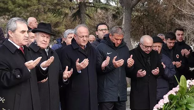İlhan Cavcav mezarı başında anıldı İlhan Cavcav mezarı başında anıldı