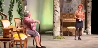 Yıldız Kenter: İzzet Günay ile Erol Evgin, Nevra Serezli'yi yeni oyununda yalnız bırakmadı Yıldız Kenter: İzzet Günay ile Erol Evgin, Nevra Serezli'yi yeni oyununda yalnız bırakmadı